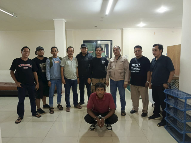 Tampang pelaku penganiayaan lansia penjaga portal perumahan di Depok saat ditangkap polisi. Foto: Dok. Istimewa