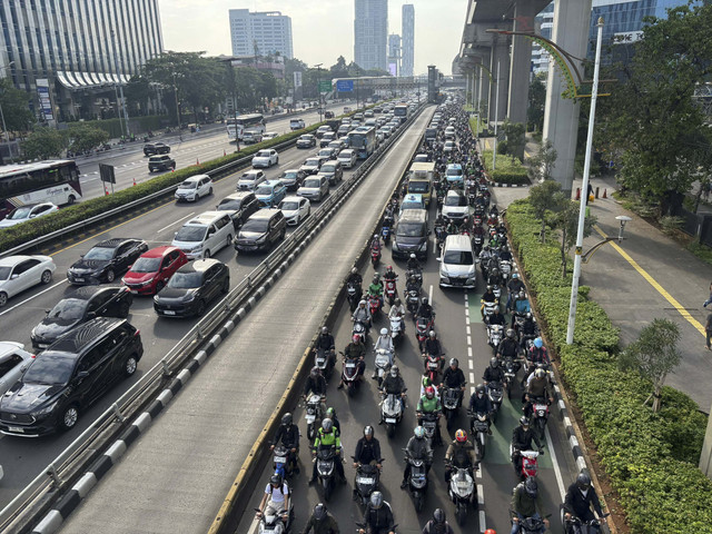 Kemacetan di Jalan Gatot Subroto, Jakarta Selatan, Senin (8/9/2025). Foto: Abid Raihan/kumparan