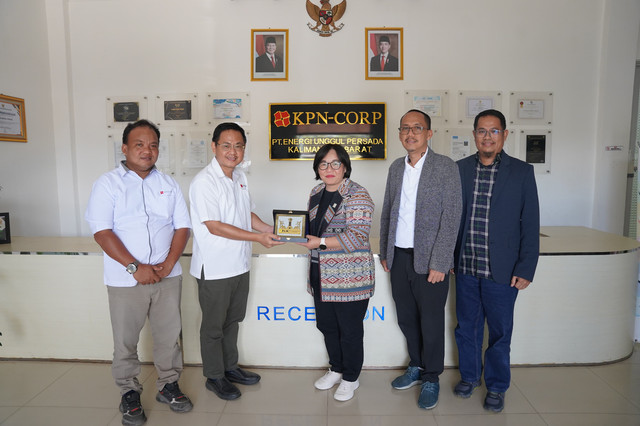 GM PLN UID Kalbar, Maria G.I. Gunawan (ketiga dari kanan) memberikan cindera mata kepada Business Head Unit PT Energi Unggul Persada (EUP), Agus Tikno Widodo (kedua dari kiri) sebagai bentuk apresiasi dalam rangka Hari Pelanggan Nasional 2025. Foto: Dok. PLN Kalbar
