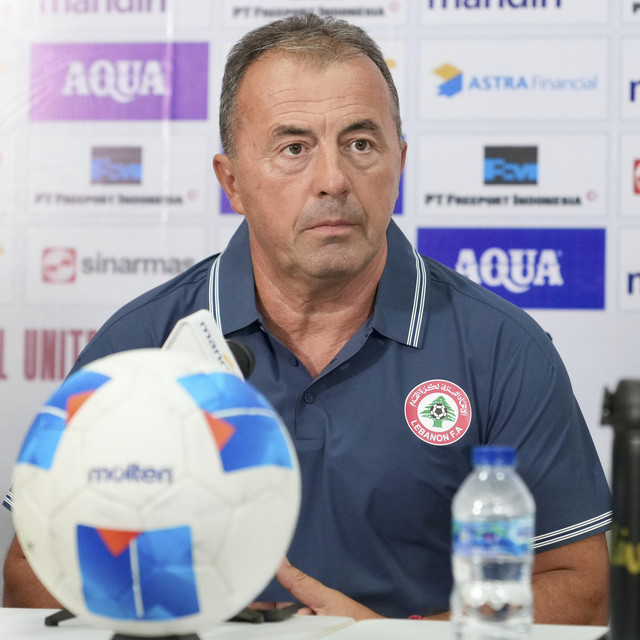 Pelatih Timnas Lebanon, Miodrag Radulovic, dalam sesi konferensi pers di Stadion Gelora Bung Tomo, Surabaya, Jawa Timur. Foto: Federasi Sepak Bola Lebanon (LFA)