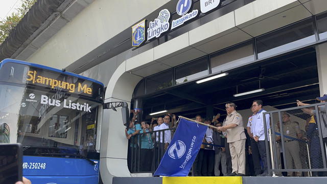 Gubernur DKI Jakarta Pramono Anung meresmikan Halte Jaga Jakarta, Senen, Jakarta Pusat, Senin (8/9/2025). Foto: Nasywa Athifah/kumparan