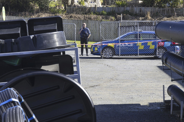 Seorang petugas polisi berdiri di dekat sebuah toko perangkat keras di Piopio, distrik Waikato, Selandia Baru, Senin (8/9/2025). Foto: Ricky Wilson/Stuff via AP