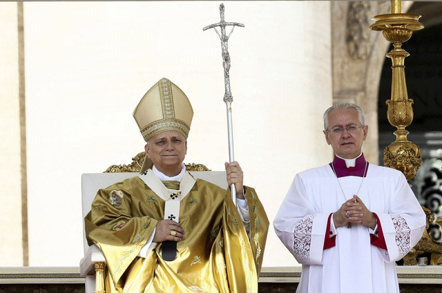 Paus Leo XIV memimpin Misa Kudus untuk kanonisasi Carlo Acutis yang ditahbiskan sebagai santo Katolik, dan Pier Giorgio Frassati, di Lapanga, Minggu (7/9/2025). Foto: Matteo Minnella/Pool/REUTERS