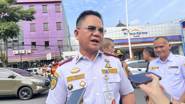 Kepala Dinas Perhubungan DKI Jakarta Syafrin Liputo di Halte Jaga Jakarta, Senen, Jakarta Pusat, Senin (8/9/2025). Foto: Nasywa Athifah/kumparan