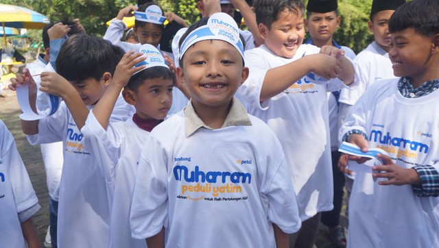 Kebahagiaan Anak-anak yatim ikuti kegiatan Wisata Bahagia di Waterpark Ciater (Sumber : DT Peduli)