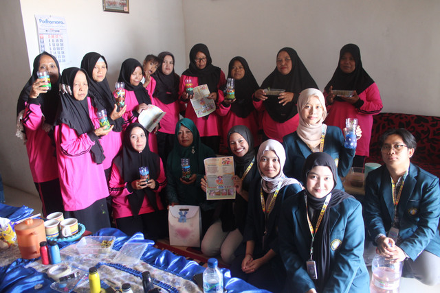 Foto bersama Ibu PKK dengan hasil kreasi hidroponik. Sumber: foto pribadi