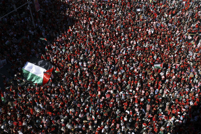 Para demonstran membawa spanduk dan bendera Palestina saat demonstrasi "Garis Merah untuk Gaza", memprotes kondisi di Gaza dan menuntut pemerintah Belgia menjatuhkan sanksi terhadap Israel, di Brussels, Belgia, Minggu (7/9/2025). Foto: Yves Herman/REUTERS