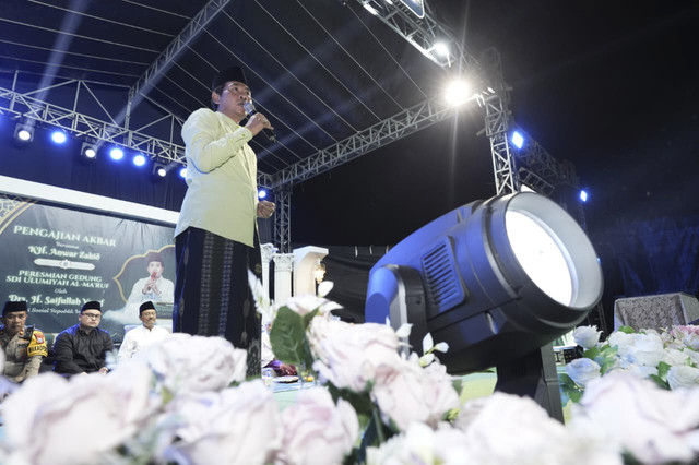 Dai kondang sekaligus Pengasuh Pondok Pesantren Sabilunnajah, Bojonegoro, KH. Anwar Zahid, menjadi penceramah dalam acara peresmian Gedung SDI di Pesantren Ulumiyah Al Makruf, Pare, Kediri, pada Minggu (7/9/2025) malam. Foto: Kemensos RI