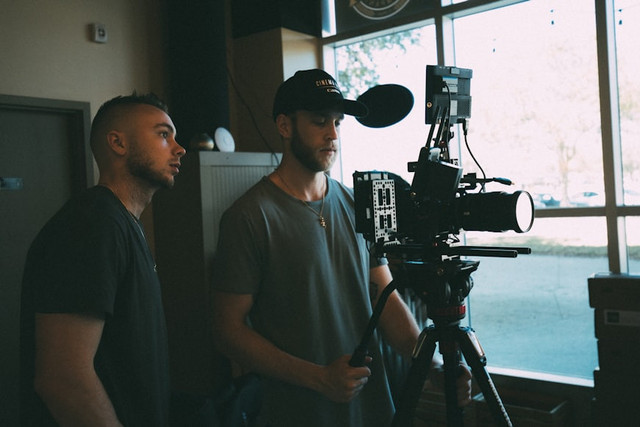 Ilustrasi Komika Stand Up yang Pernah Main Film,Foto:Unsplash/Kyle Loftus