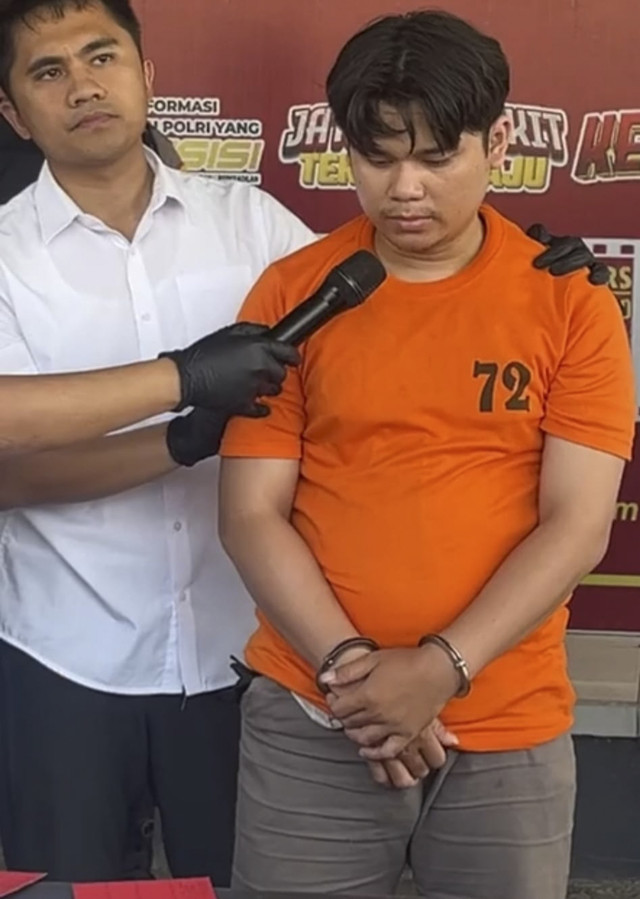 Tampang Alvi Maulana (25 tahun) pria yang membunuh dan memutilasi pacarnya Tiara Angelina Saraswati (25 tahun) saat di Mapolres Mojokerto, Senin (8/9/2025). Foto: Dok. Istimewa