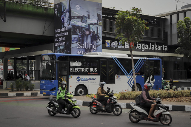 Bus Transjakarta beroperasi di halte Jaga Jakarta di kawasan Senen, Jakarta Pusat, Senin (8/9/2025). Foto: Jamal Ramadhan/kumparan