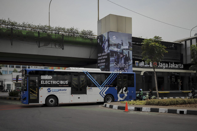Bus Transjakarta beroperasi di halte Jaga Jakarta di kawasan Senen, Jakarta Pusat, Senin (8/9/2025). Foto: Jamal Ramadhan/kumparan