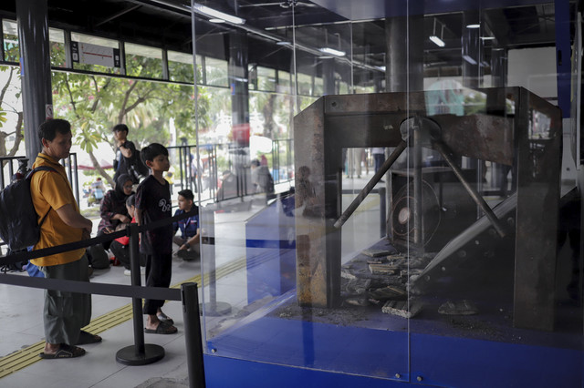 Aktivitas di halte bus Transjakarta Jaga Jakarta di kawasan Senen, Jakarta Pusat, Senin (8/9/2025). Foto: Jamal Ramadhan/kumparan