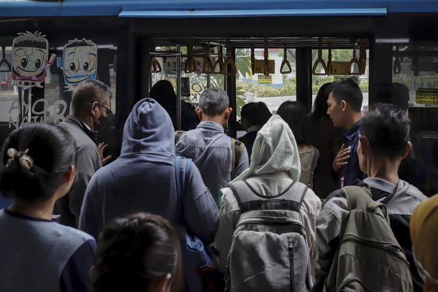 Penumpang bersiap masuk ke dalam bus di halte bus Transjakarta Jaga Jakarta di kawasan Senen, Jakarta Pusat, Senin (8/9/2025). Foto: Jamal Ramadhan/kumparan