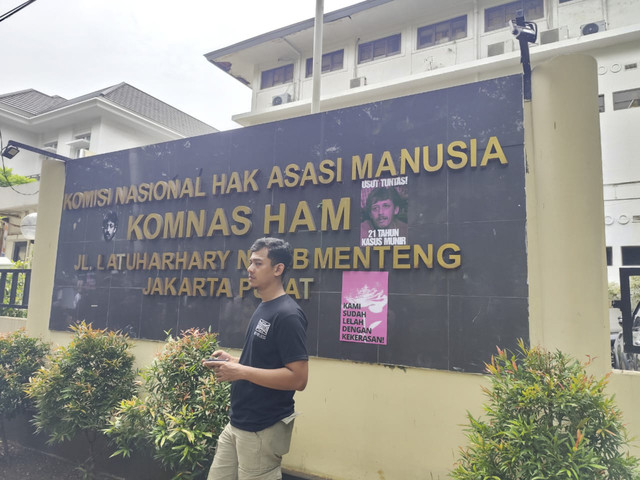 Koalisi Masyarakat Sipil menggelar aksi solidaritas untuk Munir di depan Kantor Komnas HAM Jakarta pada Senin (8/9/2025). Foto: Luthfi Humam/kumparan