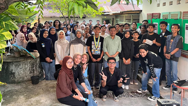 Peserta dan pemateri mini talkshow berfoto bersama usai kegiatan Youth At The Crossroads: Building Solidarity And Identity For Sustainable Indonesia yang digelar Initiative For Sustainability Education (Sustainative) bersama Yayasan Loka Kalyana Nusantara serta PMII Cabang Manado.