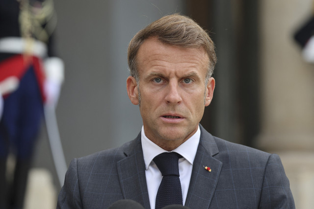 Presiden Prancis Emmanuel Macron berbicara saat menyapa Presiden Ukraina sebelum pertemuan mereka di Istana Kepresidenan Elysee di Paris (3/9/2025). Foto: Ludovic Marin/AFP