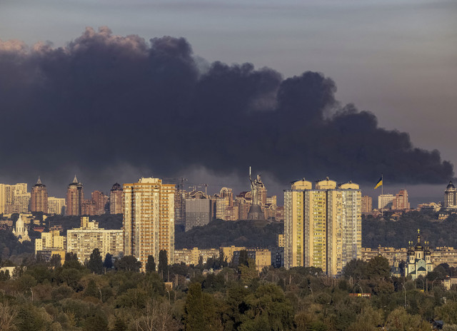 Asap mengepul di atas kota setelah serangan rudal Rusia, di tengah serangan Rusia terhadap Ukraina, di Kyiv, Ukraina, Minggu (7/9/2025). Foto: Thomas Peter/REUTERS