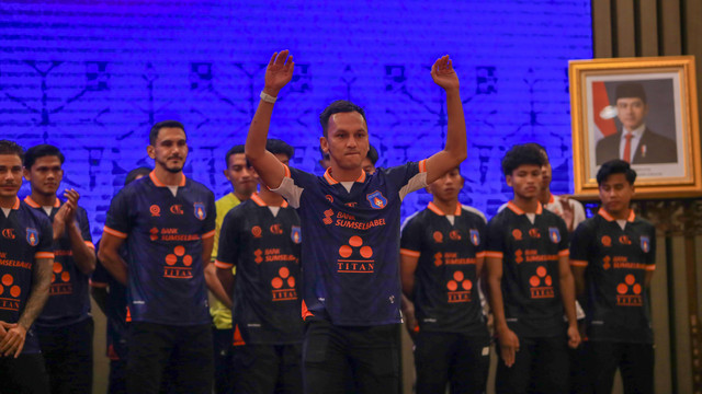 Kapten klub Sumsel United, Rachmad Hidayat yang diperkenalkan di momen launching skuad dan jersey tim berjuluk Laskar Juaro di Hotel Aryaduta Palembang, Minggu (7/9) Foto: abp/urban id