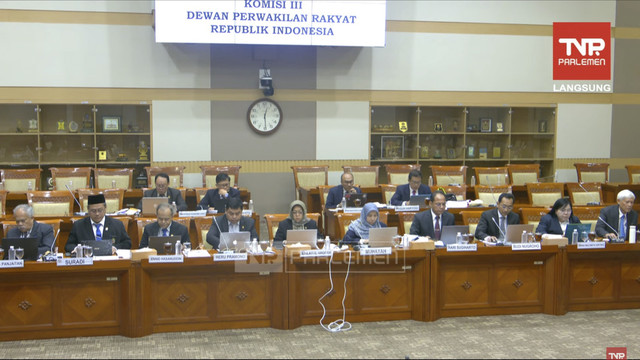 Para calon Hakim Agung dan Hakim Ad Hoc HAM menjalani tes makalah di Komisi III DPR. Foto: YouTube/ TVR Parlemen