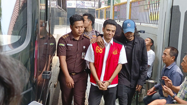 Terdakwa kasus dugaan asusila anak, Vadel Badjideh, tiba di Pengadilan Negeri Jakarta Selatan, Senin (8/9/2025). Foto: Aprilandika Pratama/kumparan