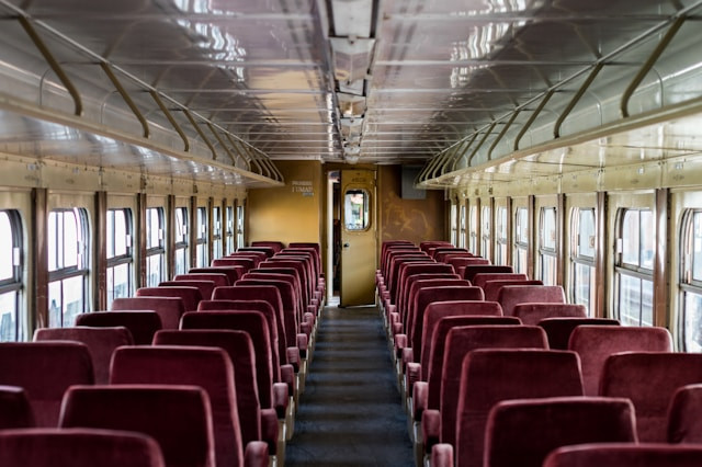 Kereta Bengawan berhenti di stasiun mana saja. Foto hanya ilustrasi bukan sebenarnya. Sumber foto: Unsplash/Uriel Soberanes