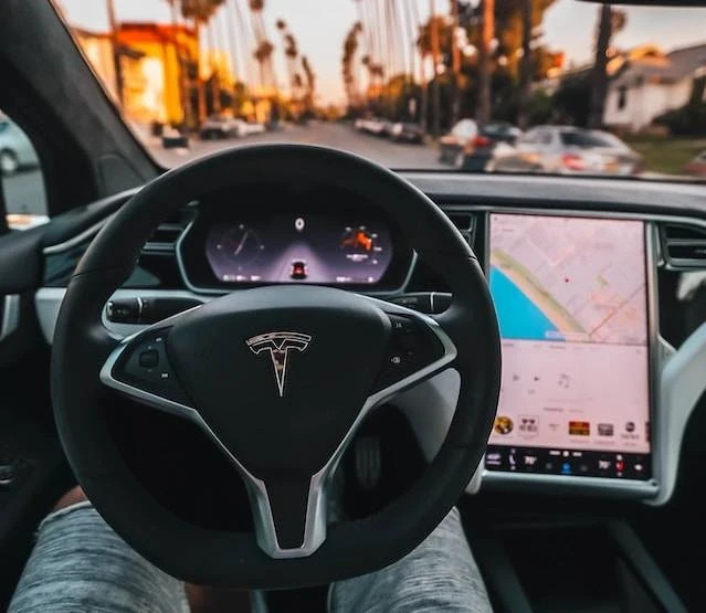 Ilustrasi GPS navigasi mobil terbaik. Foto: Unsplash/Roberto Nickson