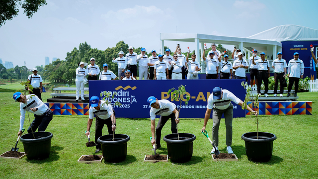 Bank Mandiri menegaskan komitmen ESG lewat aktivasi Looping For Life dengan menanam pohon pada Mandiri Indonesia Open 2025. Foto: Dok. Bank Mandiri