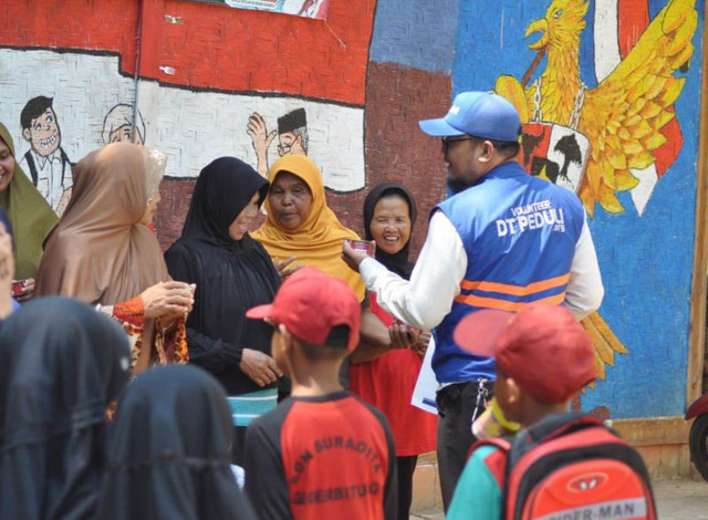 DT Peduli Salurkan Bantuan Daging Kaleng untuk Penyintas Bencana Pergerakan tanah di Kampung Suradita, Gegerbitung (Sumber : DT Peduli)