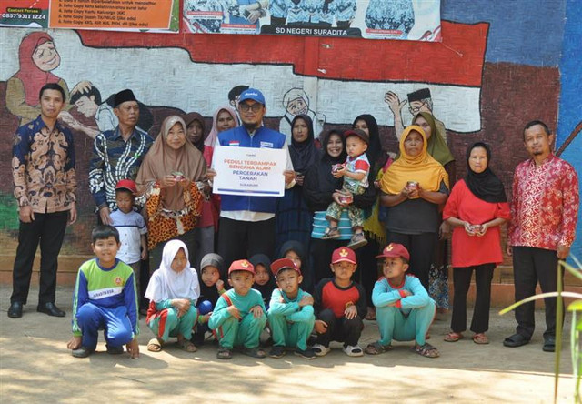 DT Peduli Salurkan Bantuan Daging Kaleng untuk Penyintas Bencana Pergerakan tanah di Kampung Suradita, Gegerbitung (Sumber : DT Peduli)