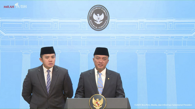 Mensesneg Prasetyo Hadi didampingi Sekretaris Kabinet Teddy Indra Wijaya memberikan keterangan pers di Istana Negara, Jakarta, Senin (8/9/2025). Foto: YouTube/ Sekretariat Presiden