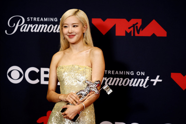 Rose Blackpink meraih penghargaan Lagu Terbaik pada ajang MTV Video Music Awards 2025 di Elmont, New York, AS, Minggu (7/9/2025). Foto: Kylie Cooper/REUTERS 