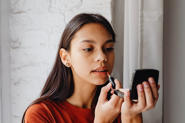 Ilustrasi memakai lipstik. Foto: Pexels