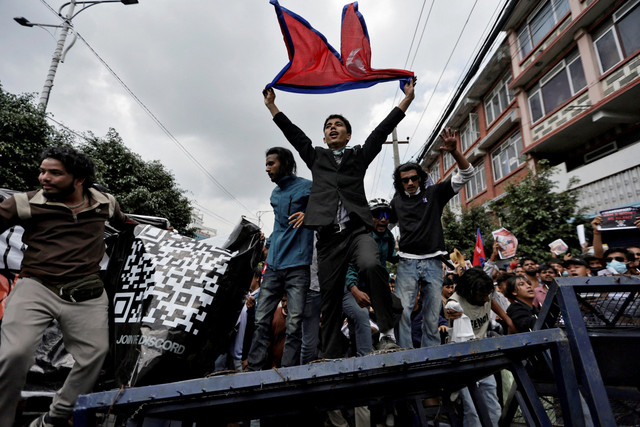 Demonstrasi menentang korupsi dan keputusan pemerintah untuk memblokir beberapa platform media sosial di Kathmandu, Nepal, Senin (8/9/2025). Foto: Navesh Chitrakar/REUTERS