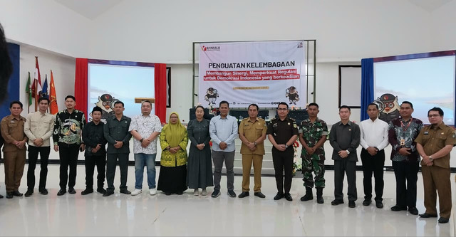 Foto bersama usai pembukaan kegiatan Penguatan Kelembagaan yang digelar Bawaslu Kabupaten Sekadau. Foto: Dina Mariana/Hi!Pontianak