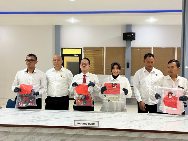 Kasat Reskrim Polres Sintang, AKP Andika Wahyutomo Putra menunjukan barang bukti pencabulan terhadap anak di bawah umur.(Foto: Yus/Hi! Pontianak)