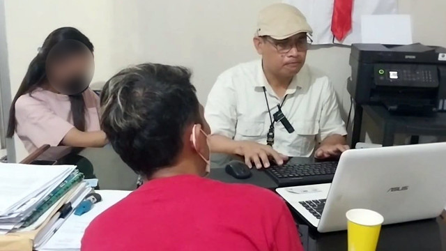 Penyidik Polsek Kawasan Bandara Sam Ratulangi Manado saat mengambil data sekaligus menginterogasi korban TPPO yang hendak berangkat ke Kamboja dan Thailand.