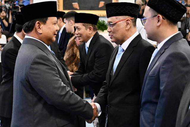 Presiden Prabowo Subianto berjabat tangan dengan Menteri Haji dan Umroh Irfan Yusuf usai pelantikan menteri dan wakil menteri Kabinet Merah Putih di Istana Negara, Kompleks Istana Kepresidenan, Jakarta, Senin (8/9/2025). Foto: Cahyo/Biro Pers Sekretariat Presiden