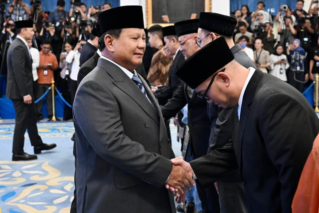 Presiden Prabowo Subianto berjabat tangan dengan Wakil Menteri Haji dan Umroh Dahnil Anzar Simanjuntak usai pelantikan menteri dan wakil menteri Kabinet Merah Putih di Istana Negara, Kompleks Istana Kepresidenan, Jakarta, Senin (8/9/2025). Foto: Cahyo/Biro Pers Sekretariat Presiden
