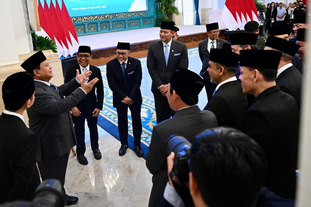 Presiden Prabowo Subianto berbincang dengan menteri Kabinet Merah Putih usai pelantikan menteri dan wakil menteri di Istana Negara, Kompleks Istana Kepresidenan, Jakarta, Senin (8/9/2025). Foto: Cahyo/Biro Pers Sekretariat Presiden