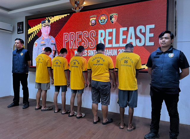 Tersangka 5 kasus kriminal yang diungkap Polres Sintang selama bulan Agustus 2024.(Foto: Yus/Hi! Pontianak)