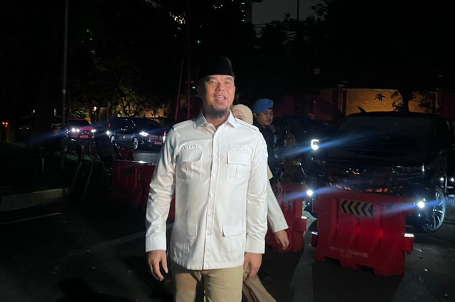 Anggota Fraksi Gerindra Ahmad Dhani di kediaman Presiden Prabowo Subianto, Senin (8/9/2025). Foto: Haya Syahira/kumparan
