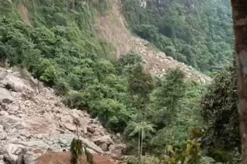 Longsor menerjang area wisata Curug Ngebul di Desa Bunijaya, Kecamatan Pagelaran, Kabupaten Cianjur, Jawa Barat. Foto: Dok. Istimewa