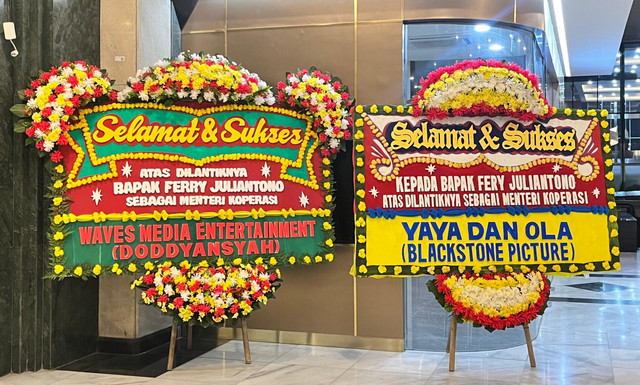 Karangan bunga ucapan selamat untuk Menteri Koperasi Ferry Juliantono di Kantor Kemenkop, Setiabudi, Jakarta Selatan, Senin (8/9/2025). Foto: Nasywa Athifah/kumparan