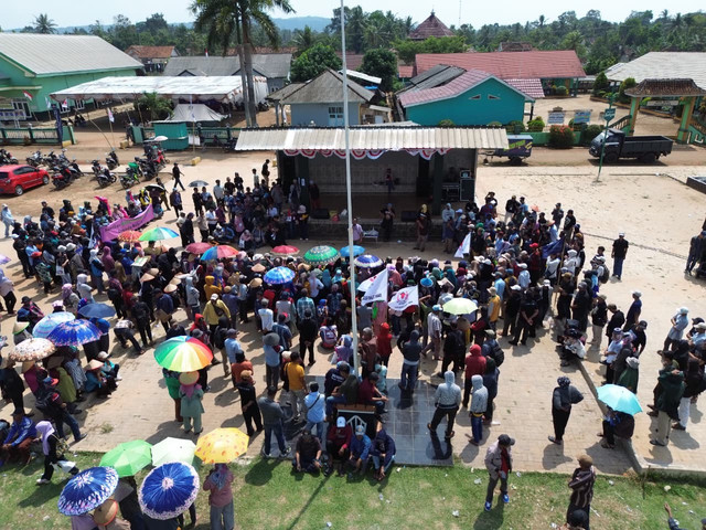Ribuan warga serukan manifesto perampasan ruang hidup di Sripendowo, Kecamatan Bandar Sribhawono, Lampung Timur. | Foto: Rizki Fiesta Febrianto/Lampung Geh