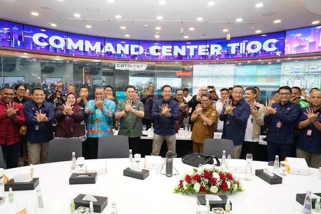 : Para peserta melakukan foto bersama usai acara audiensi bersama Pemerintah Daerah dan berbagai Komunitas Papua Selatan. Foto: dok. Telkom