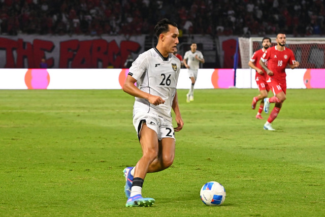 Pemain Timnas Indonesia Miliano Jonathans saat melawan Lebanon pada pertandingan FIFA Matchday di Stadion Gelora Bung Tomo, Surabaya, Senin (8/9/2025).
 Foto: Imam Santoso/kumparan