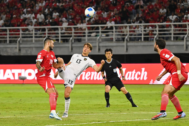 Pemain Timnas Indonesia Mauro Zijlstra berebut bola dengan pemain Timnas Lebanon Hussein Sharafeddine pada pertandingan FIFA Matchday di Stadion Gelora Bung Tomo, Surabaya, Senin (8/9/2025). Foto: Imam Santoso/kumparan