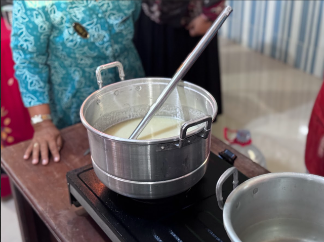 Proses Pemanasan Minyak Jelantah dan Stearic Acid (Sumber: Dokumentasi Pribadi Tim KKN UNS 08, 08 Agustus 2025, Balai Kelurahan Ngelo).