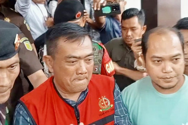Kejari Cirebon tahan Eks Wali Kota Cirebon Nashrudin Azis. Foto: Dok. Istimewa